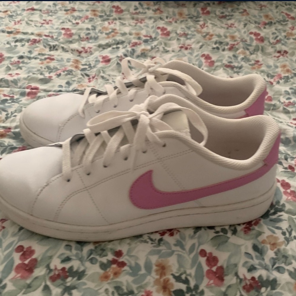 nike shoes women size 8.5 only wore once no stains of damages